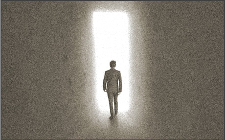 Ein Mann geht ins Licht